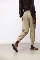 Pantalón jogger marrón de tiro alto con cintura elástica ajustable con cordones, bolsillos delanteros y puños elásticos en los tobillos.