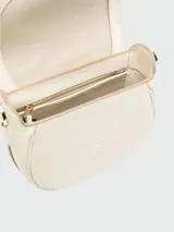 Bandolera de cuero color beige con correa ancha de tela con el logo de la marca en color crudo.