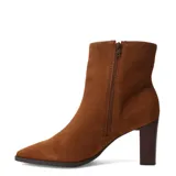 Bota de mujer Bottero de caña baja, color marrón camel, con punta fina y taco alto de madera.