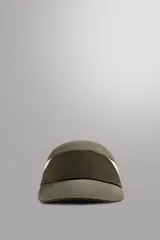 Gorra marrón de siete paneles de tejido técnico con perforaciones, visera y ajuste elástico en la parte posterior.