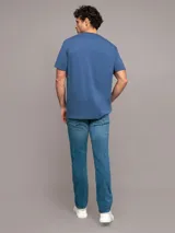 Remera azul de algodón con logo de Calvin Klein estampado en el pecho dentro de un cuadrado blanco.