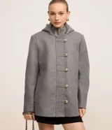 Saco gris de polivelour con capucha, cuello alto con cremallera, abotonado delantero cruzado, bolsillos delanteros y mangas largas.