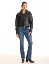 Camperita negra de eco cuero, estilo bomber o con cierre frontal, cuello solapa y puños ajustados.