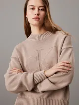 Sweater de mezcla de algodón orgánico y lana, de corte regular, con cuello redondo alto y monograma de Calvin Klein en el pecho.