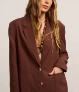 Blazer marrón de viscolino con solapas, botones para cierre y bolsillos delanteros. Corte amplio.