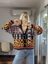 Cárdigan de punto con estampado de cebra y manchas de leopardo en tonos marrón, amarillo y rosa.