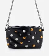 Bolso bandolera pequeño color negro, con correa de cadena desmontable y tachas redondas plateadas y doradas.