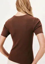 Camiseta marrón acanalada de manga corta con cuello redondo y pañuelo estampado atado al cuello.