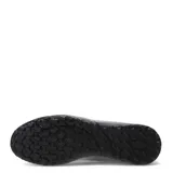 Championes de fútbol Umbro modelo Vibe TF, color negro con detalles gráficos en gris. Diseñados para césped sintético, cuentan con una suela de goma con múltiples tapones pequeños para mayor tracción y estabilidad.