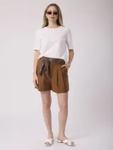 Remera azul marino de algodón con bordado floral en el frente.