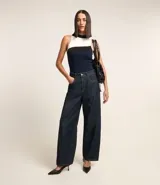 Blusa de punto sin mangas con cuello alto y bloques de color blanco, negro y azul marino.