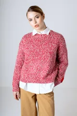Sweater tejido de punto grueso color rojo y blanco con cuello redondo y puños acanalados.