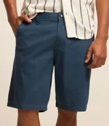 Bermuda masculina de sarga color rosado, con corte recto y bolsillos laterales.