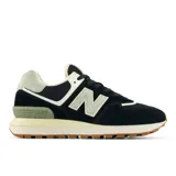 Championes urbanos New Balance modelo U574, color negro con detalles en gris y blanco, confeccionados en gamuza y malla, con logo "N" característico en los laterales y entresuela ENCAP.