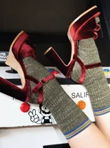 Sandalias de terciopelo color borgoña con correa trasera ajustable, doble moño en la punta y taco de 10,5 cm de altura.