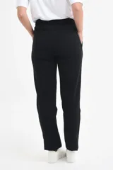 Pantalón de jogging negro con cintura elástica y cordón ajustable.