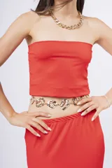 Top strapless color rojo, con corte crop y confeccionado en tejido de punto elástico.