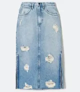 Falda midi de jean celeste con roturas, aberturas laterales y terminación desflecada.