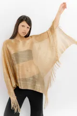 Poncho tejido color cobre con apliques de piedras y flecos.