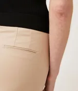 Pantalón de vestir color verde claro, de corte recto, con bolsillos laterales y traseros.