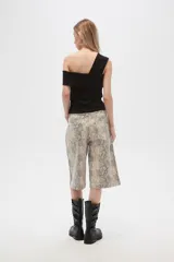 Bermuda de jean con estampado animal print, de calce alto y corte ancho.