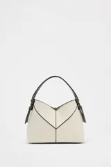 Bolso mini shopper de tejido canvas color crudo con pespuntes en contraste negro. Tiene asas de mano y correa bandolera extraíble. Incluye cartera interior con cremallera dorada.