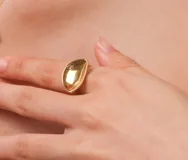 Anillo dorado de acero quirúrgico con forma irregular.