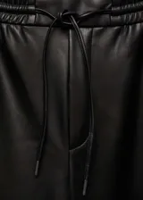 Pantalón marrón de cuero sintético con cintura elástica ajustable con cordón y bolsillos laterales.