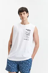 Musculosa blanca de algodón con corte oversize y estampado en la espalda con imagen de playa, texto y código de barras.