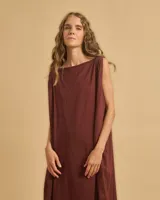 Vestido largo color borgoña, de corte amplio y sin mangas.