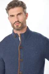 Cardigan grueso tejido color azul con botones frontales, ideal para abrigarse.