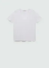 Remera negra de manga corta con cuello en V.