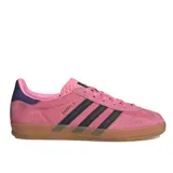 Championes Adidas Gazelle Indoor color rosa con las tres tiras laterales en negro y suela de goma color caramelo.