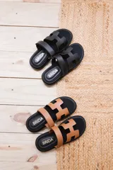 Sandalias negras con plataforma de 3 a 3.5 cm, fabricadas en cuero y con plantilla acolchonada para mayor comodidad.
