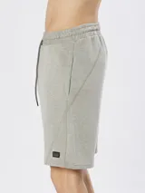 Bermuda gris claro de felpa con cintura elástica y cordón ajustable.
