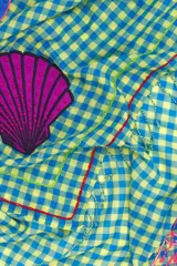 Chal de color verde a cuadros con estampados de animales marinos, ideal para complementar tu outfit.