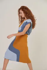 Falda midi tejida en combinación de colores azul, celeste y ocre, con cintura elastizada.