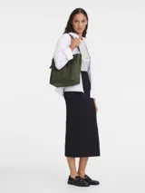 Bolso tipo hobo Longchamp modelo 3D M, color verde oliva, confeccionado en cuero granulado.