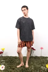 Remera gris de algodón con cuello redondo y manga corta. Estampa pequeña en el frente y grande en la espalda. Corte clásico.