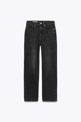Pantalón de jean celeste, de tiro alto, corte mom fit, con cinco bolsillos y cierre frontal con cremallera y botón metálico.