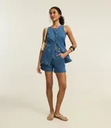 Short mom jeans de tiro alto, color azul denim, con cintura sastre, botón forrado y bolsillos delanteros y traseros.