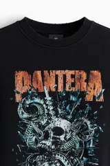 Buzo negro de corte holgado con estampado del logo de la banda de metal Pantera, con calavera y serpientes.