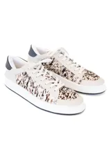 Championes urbanos con estampado animal print en tonos marrones y beige, con cordones blancos y detalles en cuero sintético color crema.