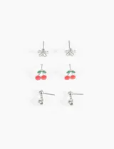 Set de tres pares de aros dorados con forma de flor, cereza y esfera.