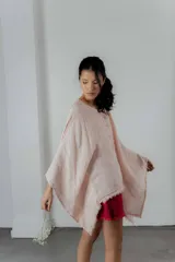 Blusa color rosa pálido de lino con mangas amplias y detalle de costuras en el frente.