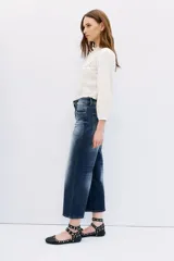 Jean de corte oxford tiro alto, de denim azul con elastano, lavado con localizado y bigotes.