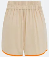 Short color beige de lino y viscosa, con cintura elástica, bolsillos laterales y detalles de bies contrastantes en color naranja y amarillo. 