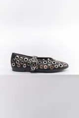 Ballerinas negras de cuero sintético con correa sobre el empeine y hebilla metálica. Diseño con múltiples ojalillos metálicos.
