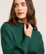 Buzo suéter femenino de tricot color verde esmeralda, con cuello redondo y puños ajustados. Confeccionado con viscosa certificada, poliéster y poliamida.