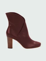 Botines de cuero color bordó con diseño envolvente y tacón medio.